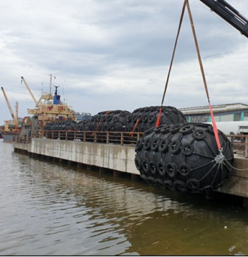 บังโคลนลอยน้ำสำหรับป้องกันเรือ