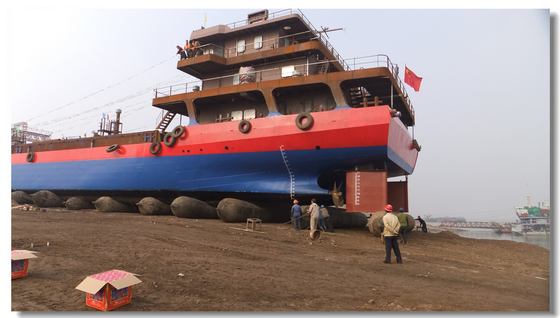 ถุงลมนิรภัยยางทางทะเลทนทาน 0.8m * 12m เรือป้องกันการสึกหรอเปิดตัวถุงลมนิรภัยยาง