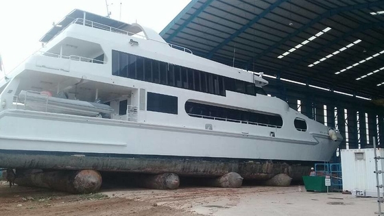 ถุงลมนิรภัยยางทางทะเลความจุขนาดใหญ่ลำตัวเรือเปิดตัวถุงลมนิรภัย