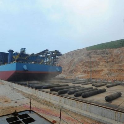 ถุงลมนิรภัยยางทางทะเลระดับมืออาชีพของจีนสำหรับเรือเปิดตัว Landing Lifting Salvage