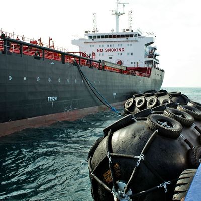 ABS CCS Yokohama Fender สำหรับการจอดเรือที่มีความยืดหยุ่นสูง Marine Rubber Buffer