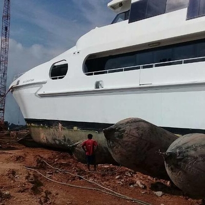 ถุงลมนิรภัยยางธรรมชาติแบบลอยตัวทนทาน D0.8m * L12m สำหรับการเปิดตัวเรือและการเทียบท่าแบบแห้ง