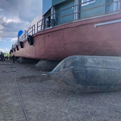 ถุงลมนิรภัยยางธรรมชาติแบบลอยตัวทนทาน D0.8m * L12m สำหรับการเปิดตัวเรือและการเทียบท่าแบบแห้ง